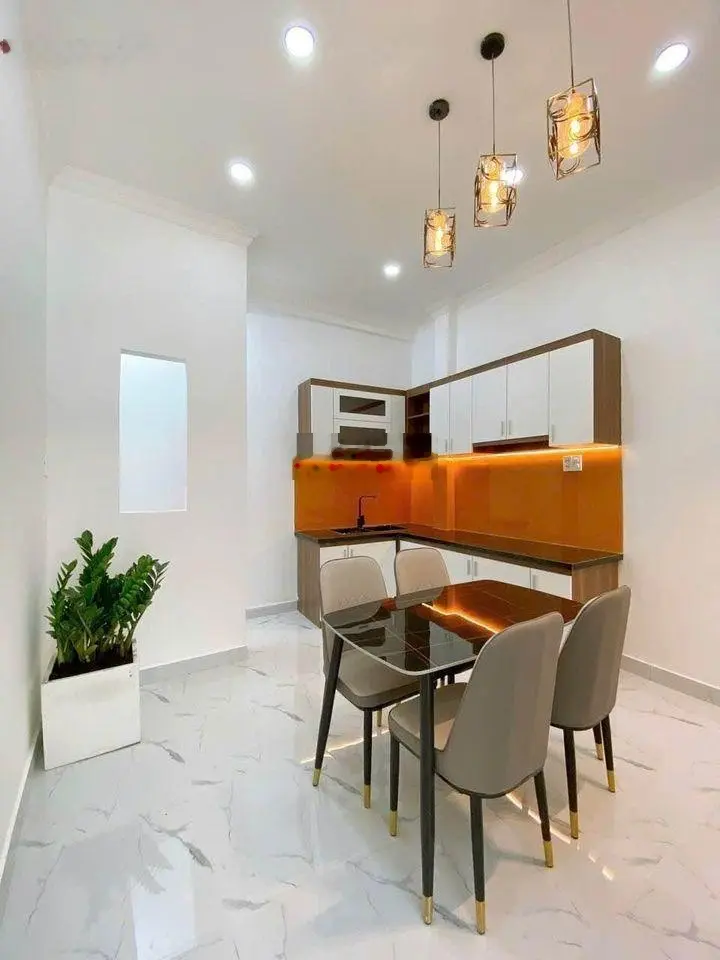 Cần bán gấp nhà Quận 12 giáp Gò Vấp, hẻm ô tô quay đầu, giá 2,6 tỷ (2 lầu + 3PN, nhà mới)