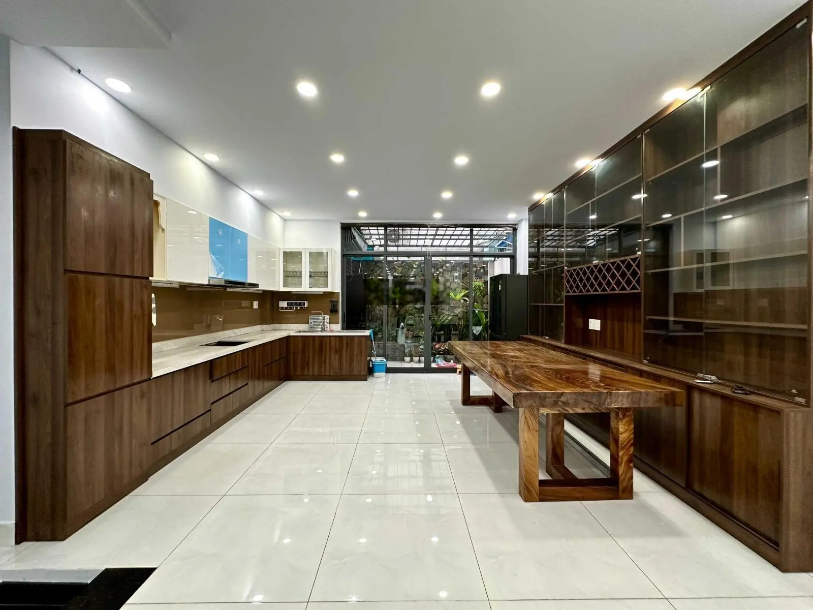 Bán nhanh - Nhà full nội thất cao cấp - 5x20,5m - Hầm 4 tầng - Nhà mới hoàn thiện - Sổ hồng sẵn