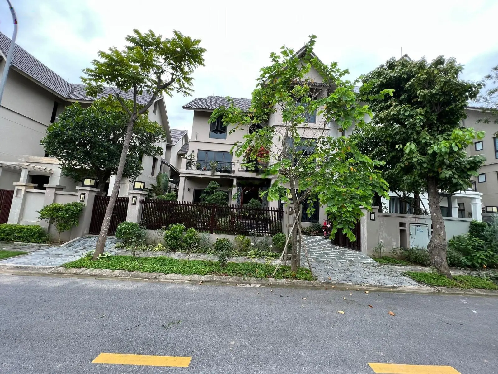 Quỹ căn biệt thự đang bán rẻ: 180m2 - 200m2 - 300m2 - 400m2. LH: 0962 204 ***
