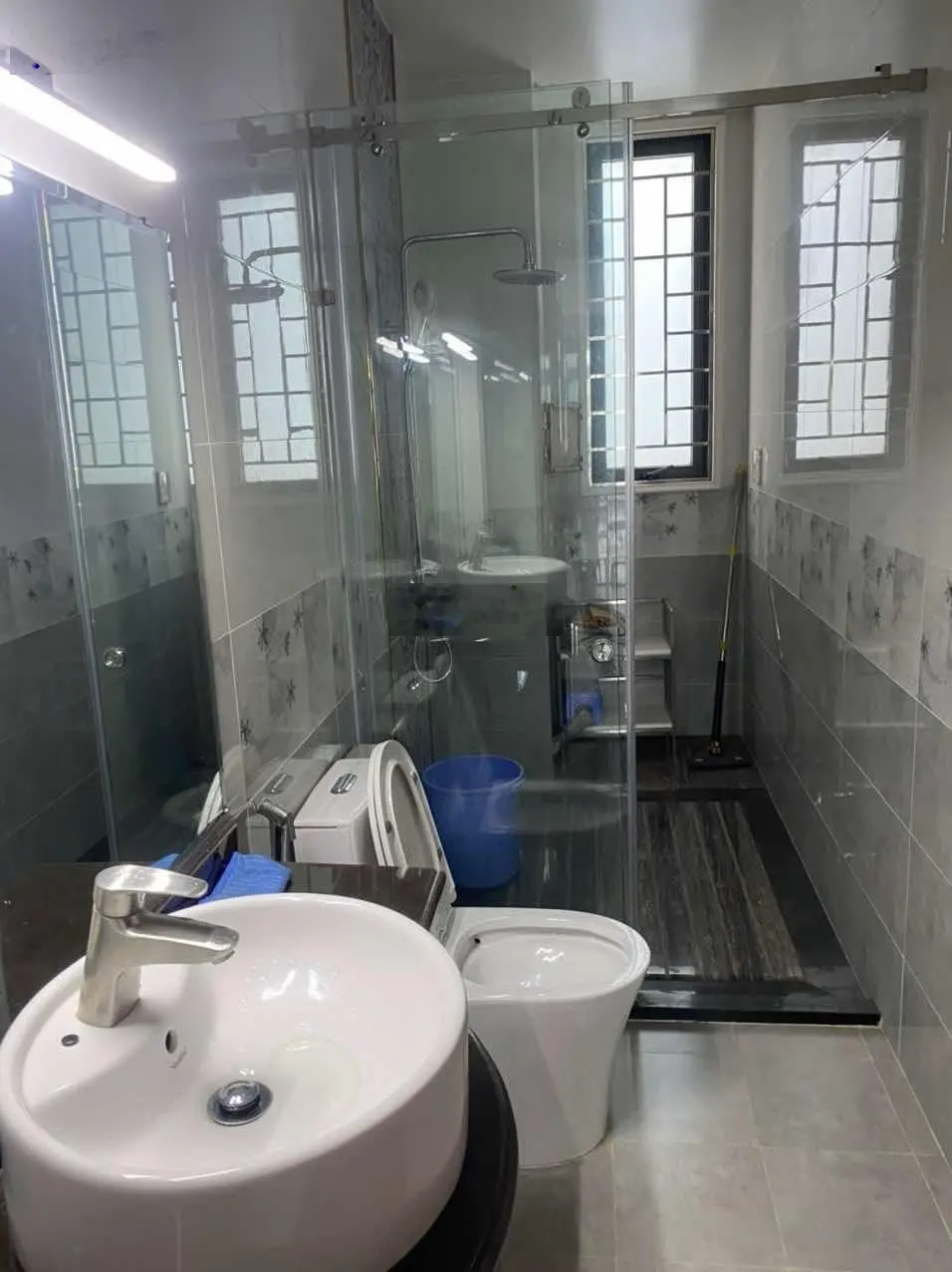 Bán nhà Lý Thường Kiệt, Quận 10 - hẻm trước nhà 10m - 8 tầng có hầm để ô tô, có thang máy chỉ 18 tỷ