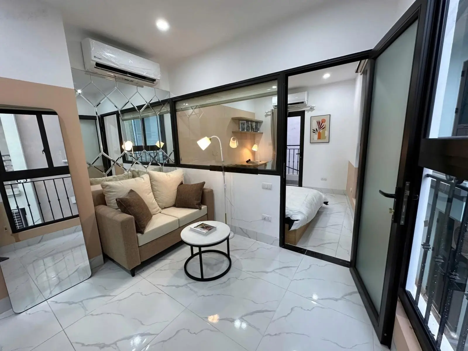 Tòa căn hộ dịch vụ cao cấp 8 tầng - lô góc 2 thoáng - dòng tiền 2,1 tỷ/năm - 15m ra ô tô tránh.
