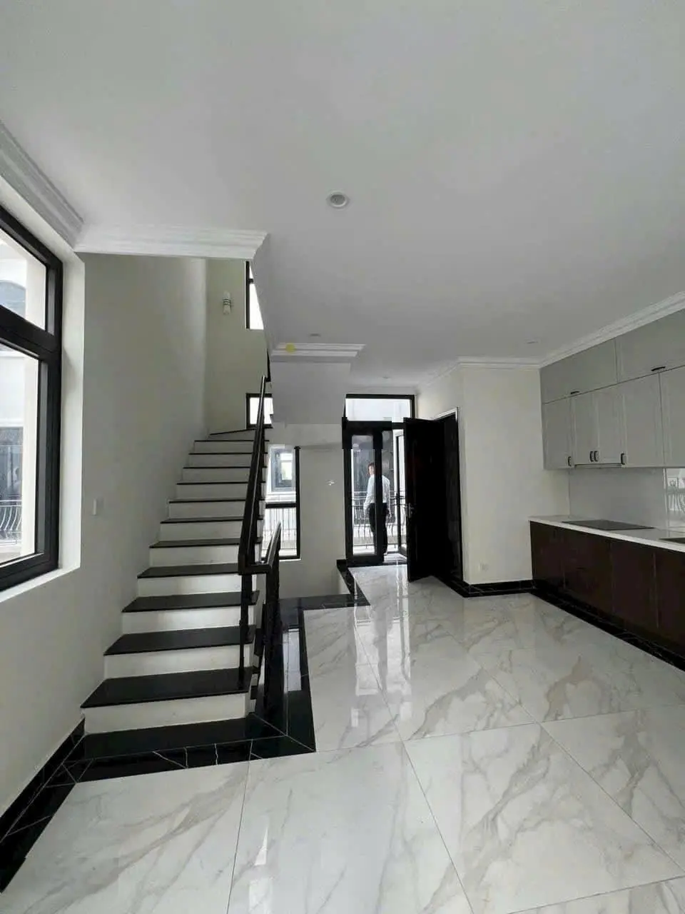 Cần bán liền kề chà là gần vườn hoa đã hoàn thiện 5 tầng diện tích 58,5m giá chỉ 6,3 tỷ bao phí