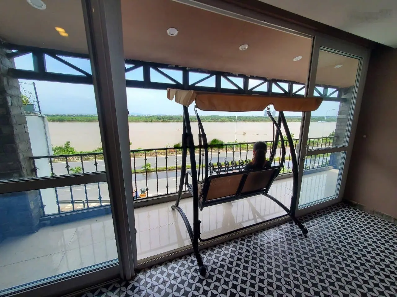 Bán nhà phố mặt đường An Dương Vương - view sông Hồng cực đẹp - DT 180m² - mặt tiền 7.5m