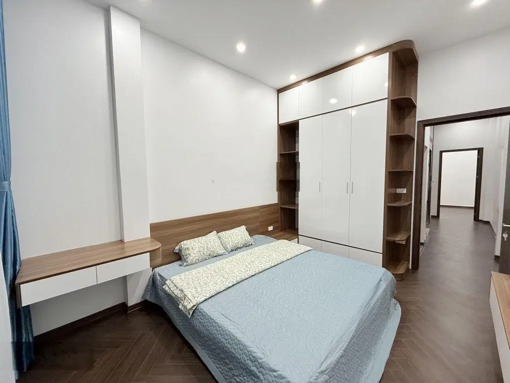 Nhà thang máy, DT 65 m2, nội thất hiện đại, sân vườn, giá chỉ 11 tỷ