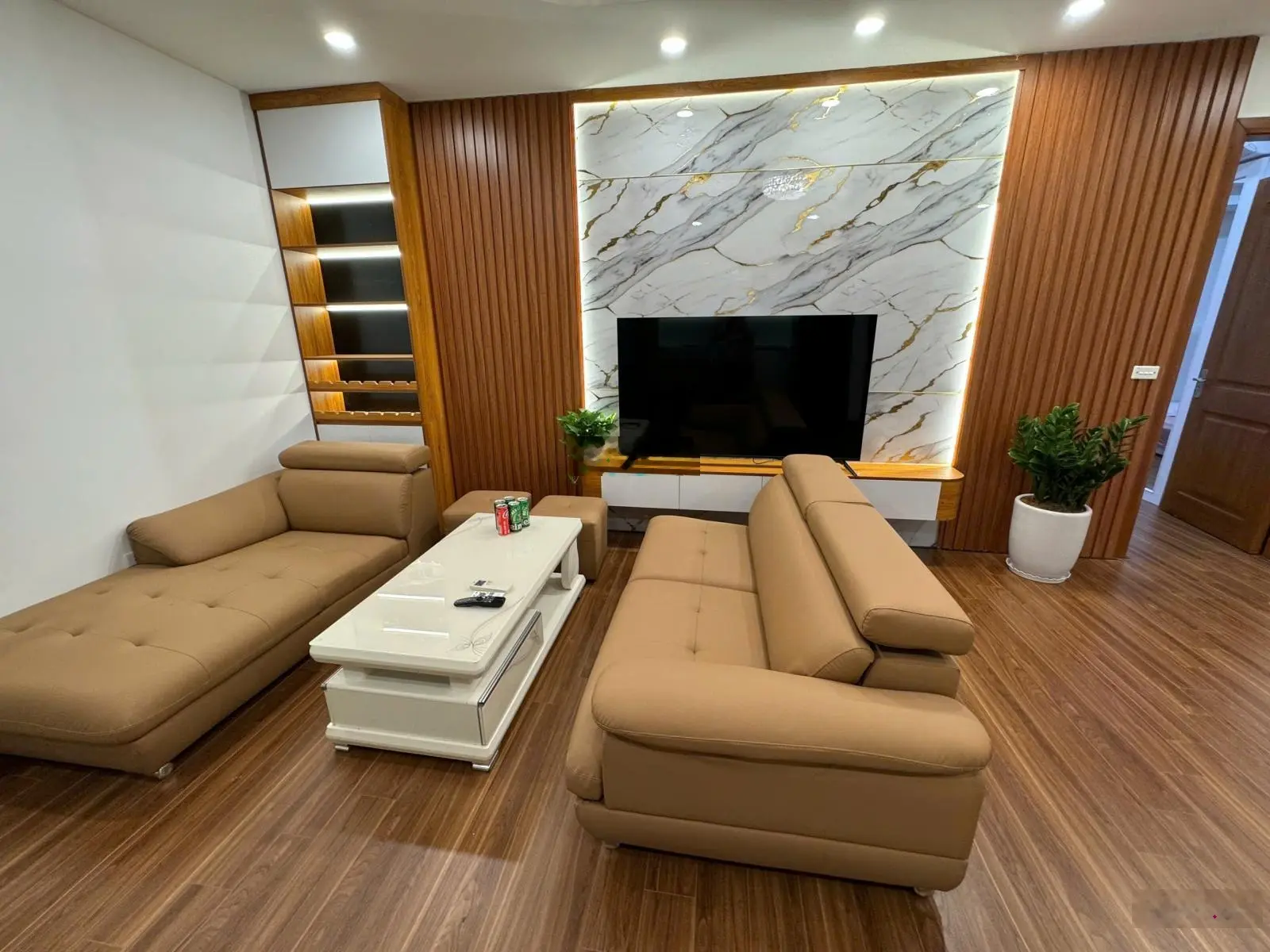 Chính chủ cần bán gấp căn hộ C14 Bắc Hà, diện tích 108,5m, cửa TN ban công ĐN, Full nội thất xịn xò