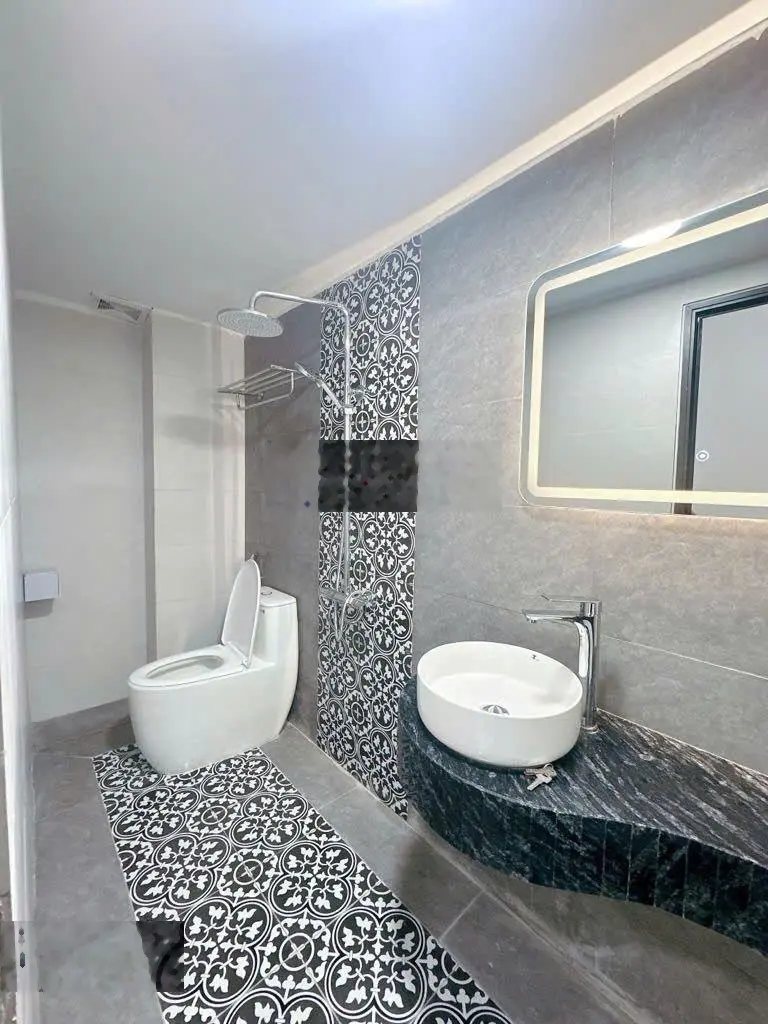 Hiếm- Mua đất tặng nhà Long Biên- đường thông - oto đỗ cửa- oto tránh