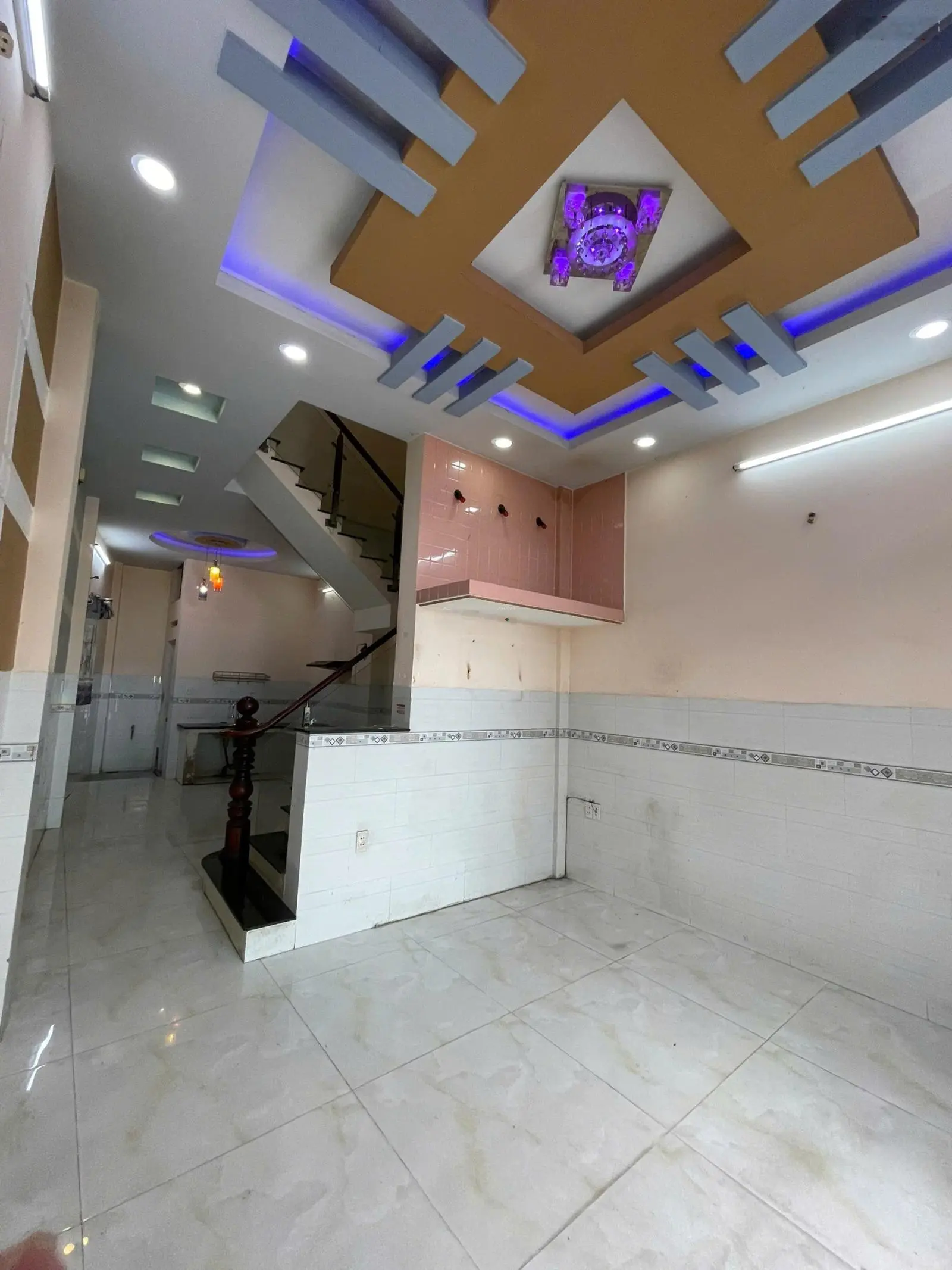 Hẻm 528 Điện Biên Phủ Quận 10, 4m x 11m, 5 tầng, xe hơi đỗ cửa, 9. X tỷ (thương lượng)