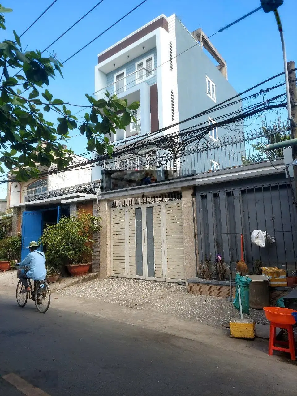 Bán gấp nhà riêng tại Lê Minh Xuân H Bình Chánh chỉ với 3,89 tỷ, DT 85m2, 5PN, 4WC, đẹp còn bớt lộc
