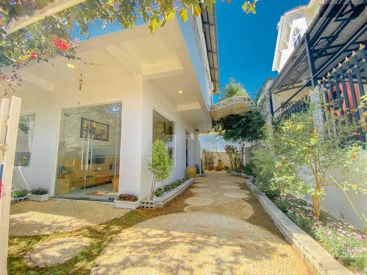 Villa 3 tầng sân vườn Mai Anh Đào, P8, hẻm ô tô, 12x17m, giá 12.5 tỷ TL
