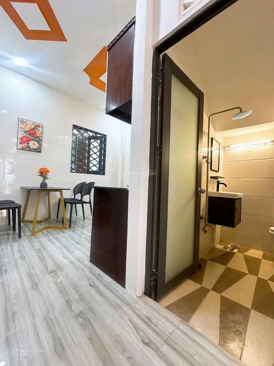Nhà 1 trệt 2 lầu TT. Cần Giuộc cách QL50 chỉ 50m giá rẻ. Dt 4x14 SHR ODT tặng nội thất giá 1 tỷ 850