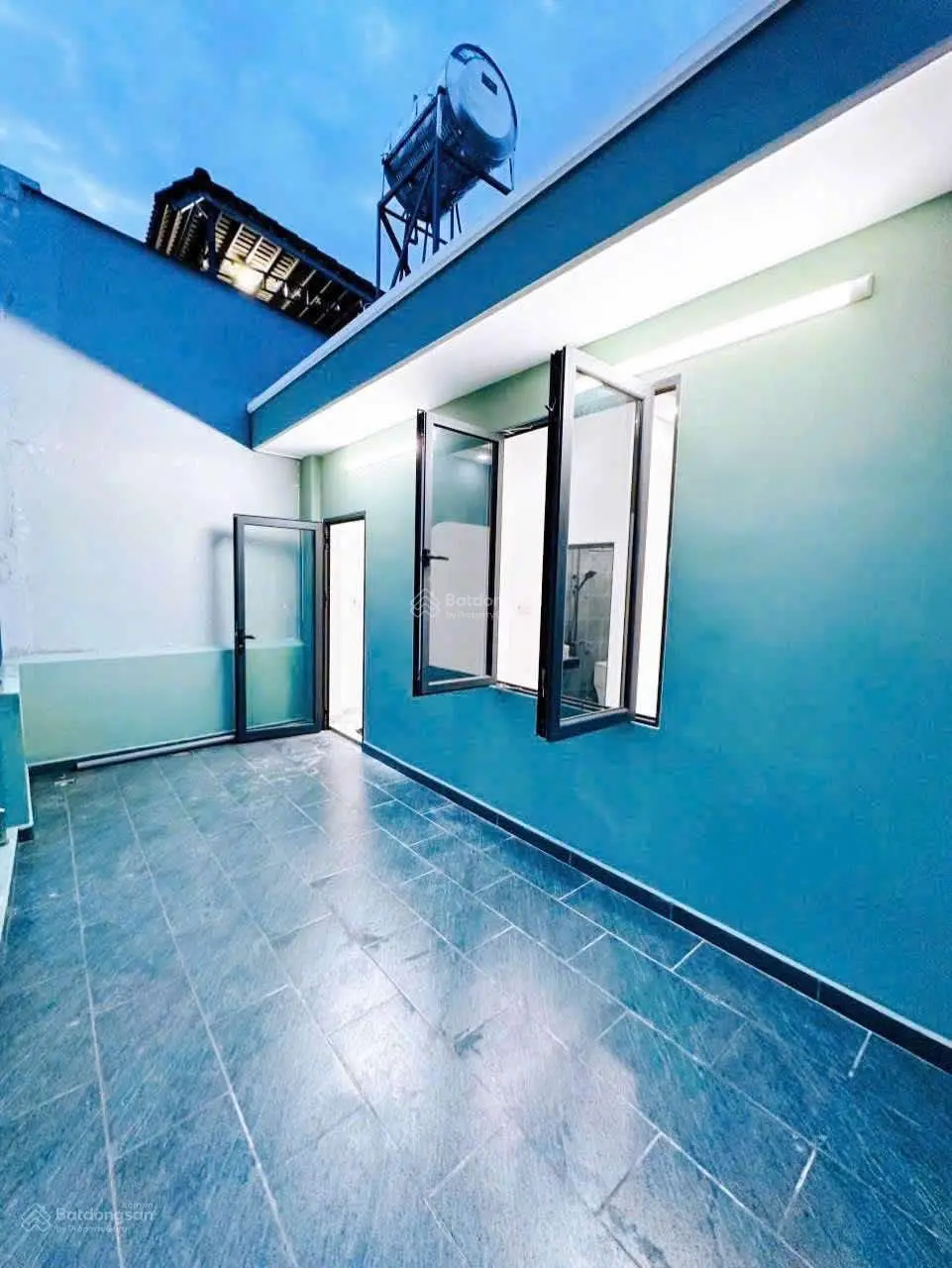 Nhà lung linh 3 tầng - 35,7 m2 (5,7 x 5,4) - Tôn Đản. 5,3 tỷ