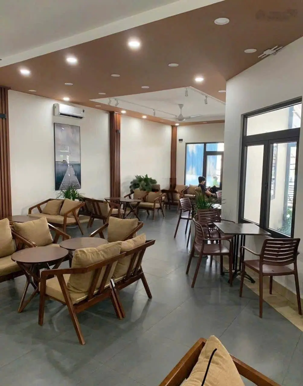 Mặt tiền Lã Xuân Oai. DT: (10x15)m=150m2, đoạn gần Lê Văn Việt. Sẵn nhà 2 tầng, đang cho thuê