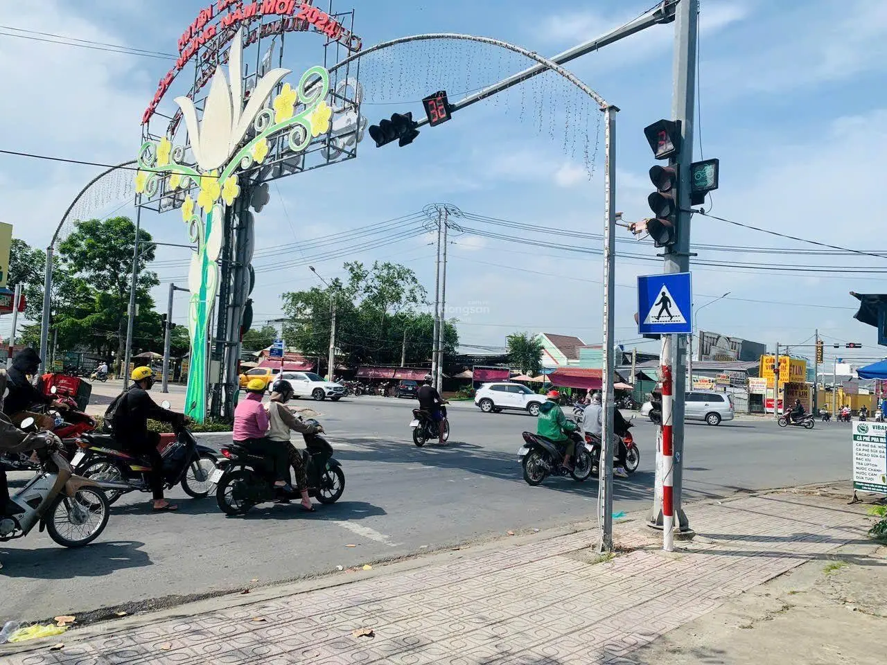 Chủ kẹt tiền bán gấp nhà 591m2 thổ cư ngay trung tâm ngã 4 Gia Bảo khu vực sầm uất nhất thị trấn