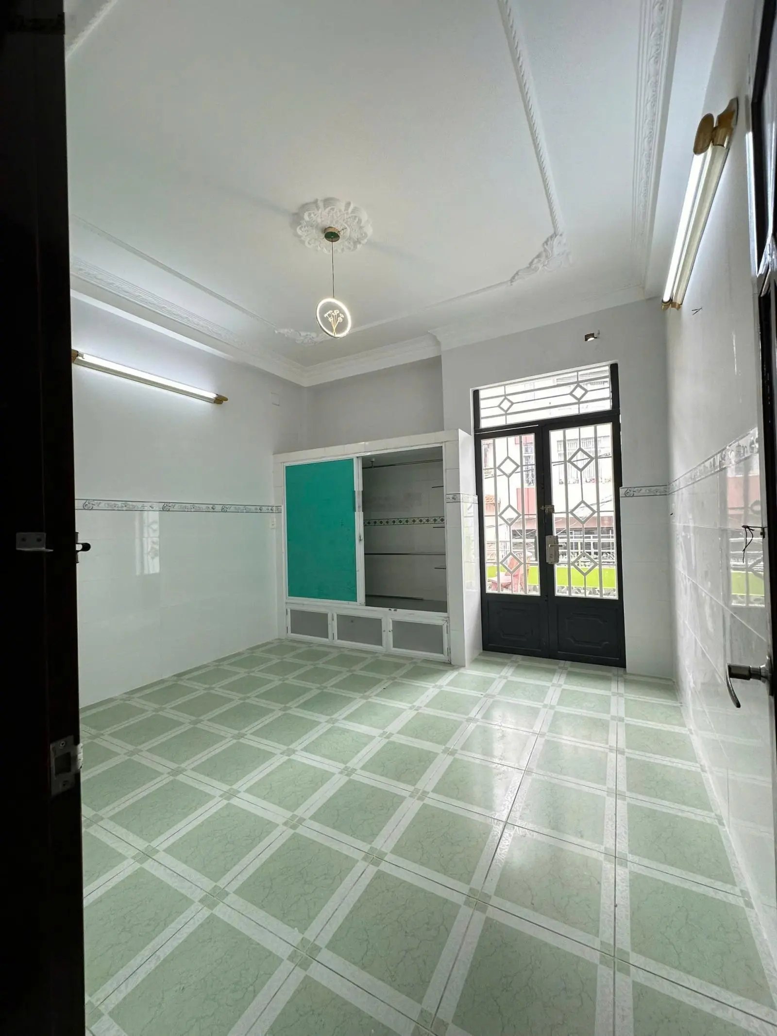 Nhà mặt tiền KD - ngay chợ Phú Lâm, Bà Hom, Quận 6, 4 x 18 m, 1 trệt 2 lầu BTCT, sổ hồng riêng