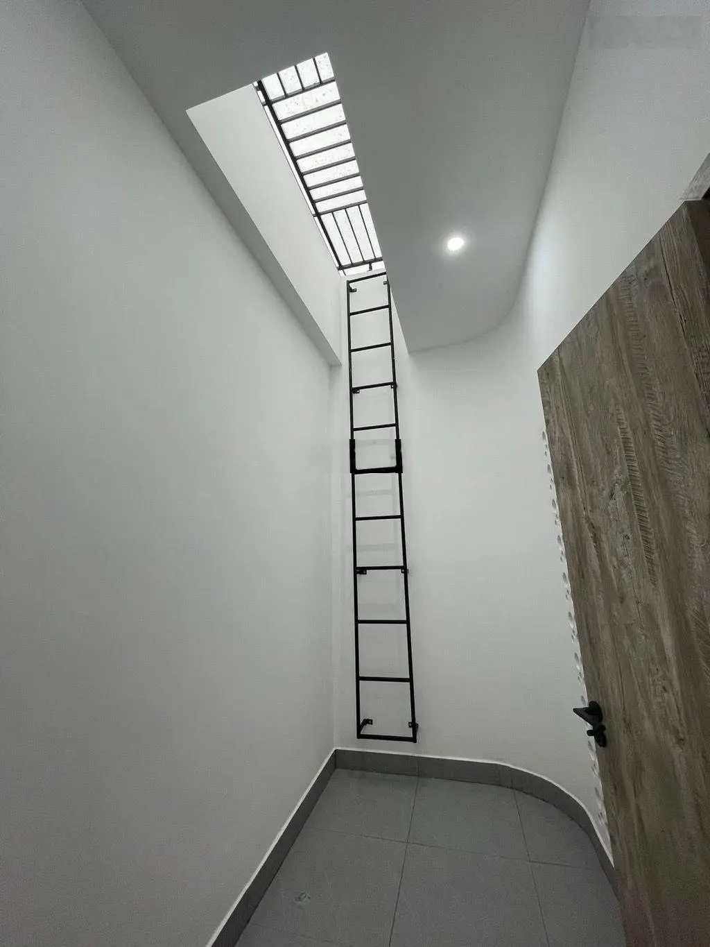 Nhà 3 tầng 7.6 tỷ thương lượng , gần hoàn thiện, 100m2 Hà Bồng - Hòa Xuân. Sách vali vào ở ngay