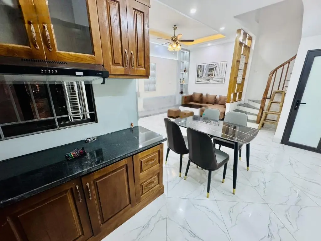 Nhà Nguyễn Khoái, ô tô tránh, 35m2 5 tầng, nhà mới, an ninh, giá 5.9 tỷ