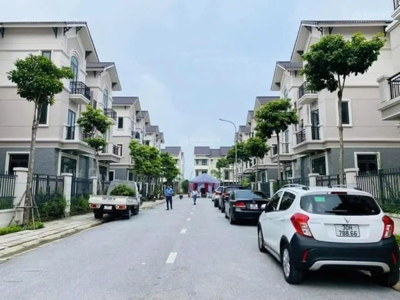 Chủ nhà cần tiền bán gấp căn biệt thự, hướng Nam, có 1 - 0 - 2