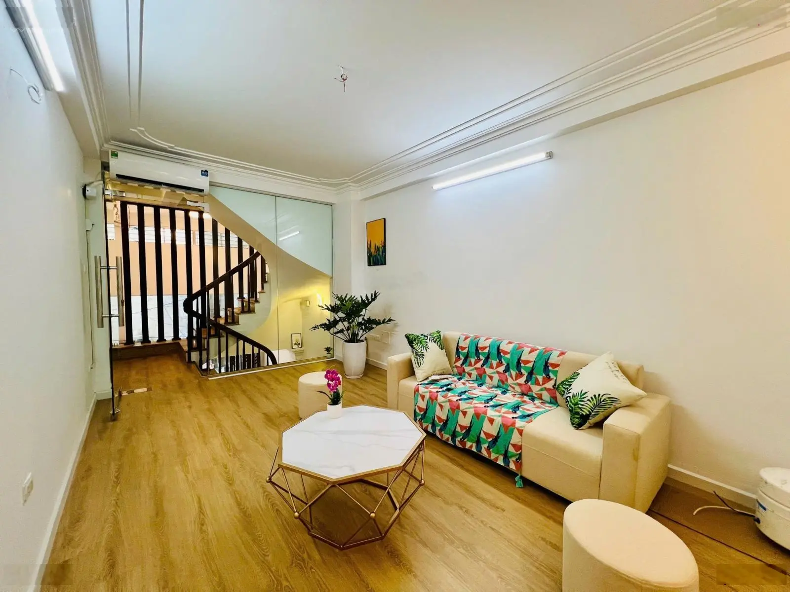 Lĩnh Nam 31m 4 tầng giá 5.4 tỷ nhà đẹp dân xây ô tô cách nhà 10m ngõ rộng thoáng tổng 4 ngủ sổ đỏ