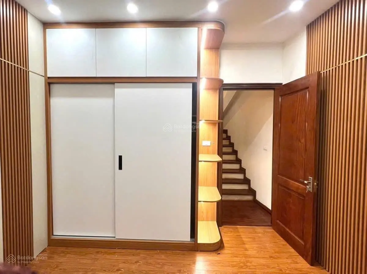 Bán nhà 5 tầng phố thanh am,diện tích 33m2 ,ô tô đỗ cổng- cách 10m nhà ra trục chính ô tô quay đầu