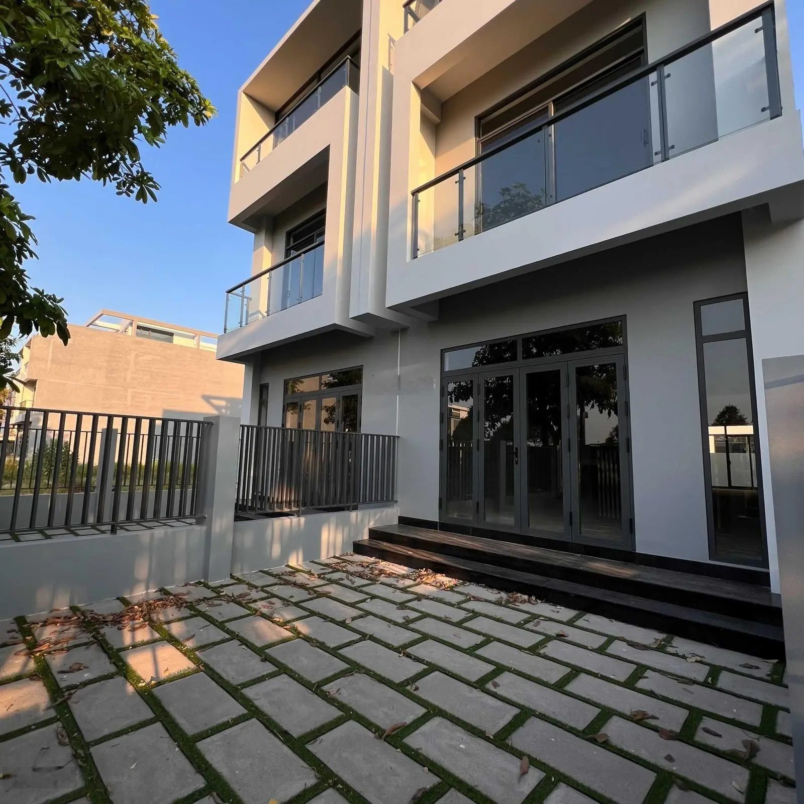 Giảm sâu gần 1 tỷ bán nền đất Đông Tăng Long 130m2, tặng kèm căn nhà xây 3 tấm rưỡi