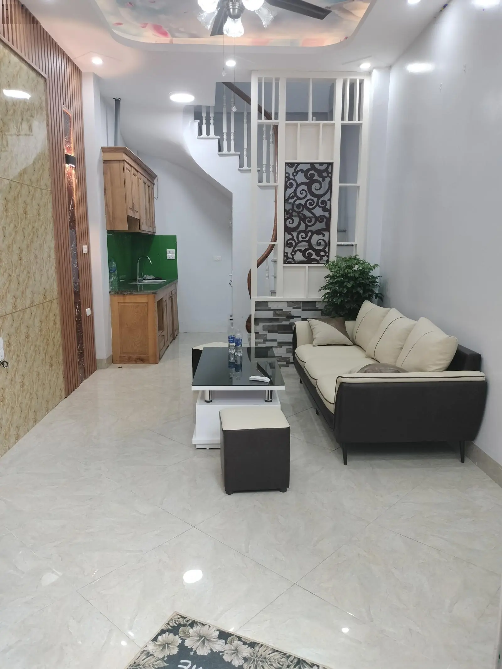Hàng xóm nhờ bán nhà ngõ 467 Lĩnh Nam - Hoàng Mai ngõ rộng sổ riêng 30m2 5 tầng giá 4,89 tỷ có TL