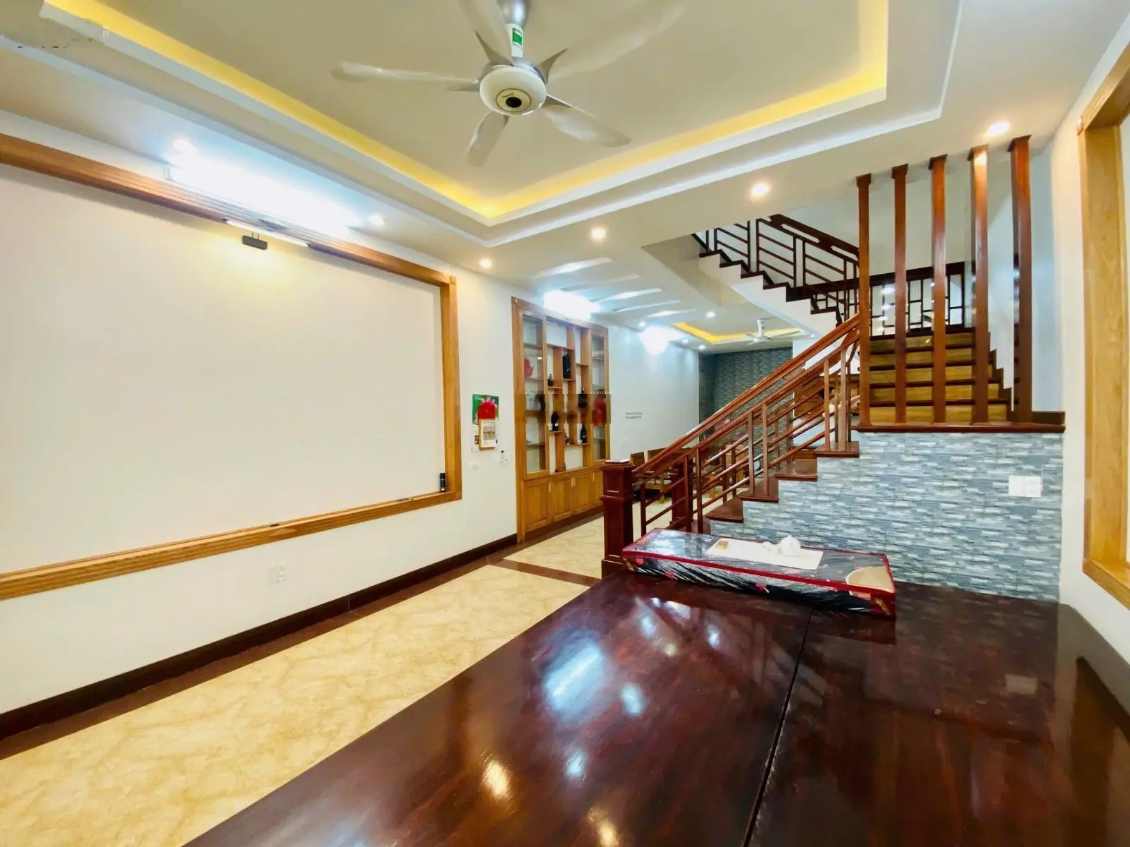 Bán nhà khu 4 Bình Minh hàng xóm Vinhomes, 95m2, MT 5m, 3 tầng, Đông Nam, có gara, giá nhẹ 4,85 tỷ