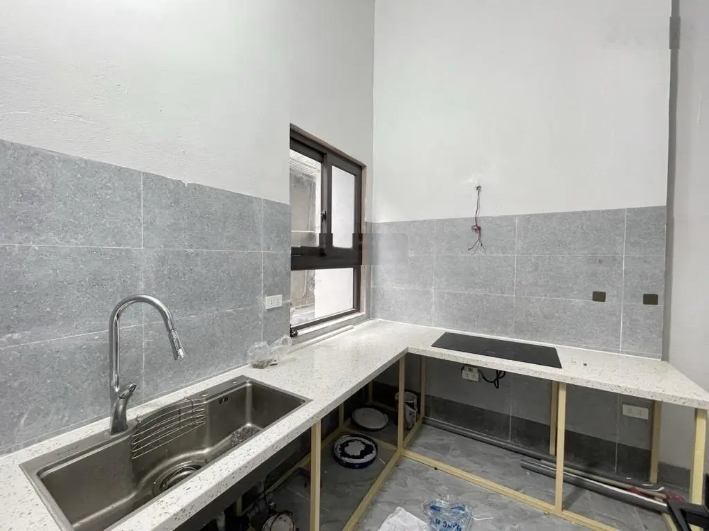 Chính chủ bán căn nhà siêu rẻ, diện tích thực tế 75m2, trung tâm phường, sát chợ đầu mới, vườn hoa