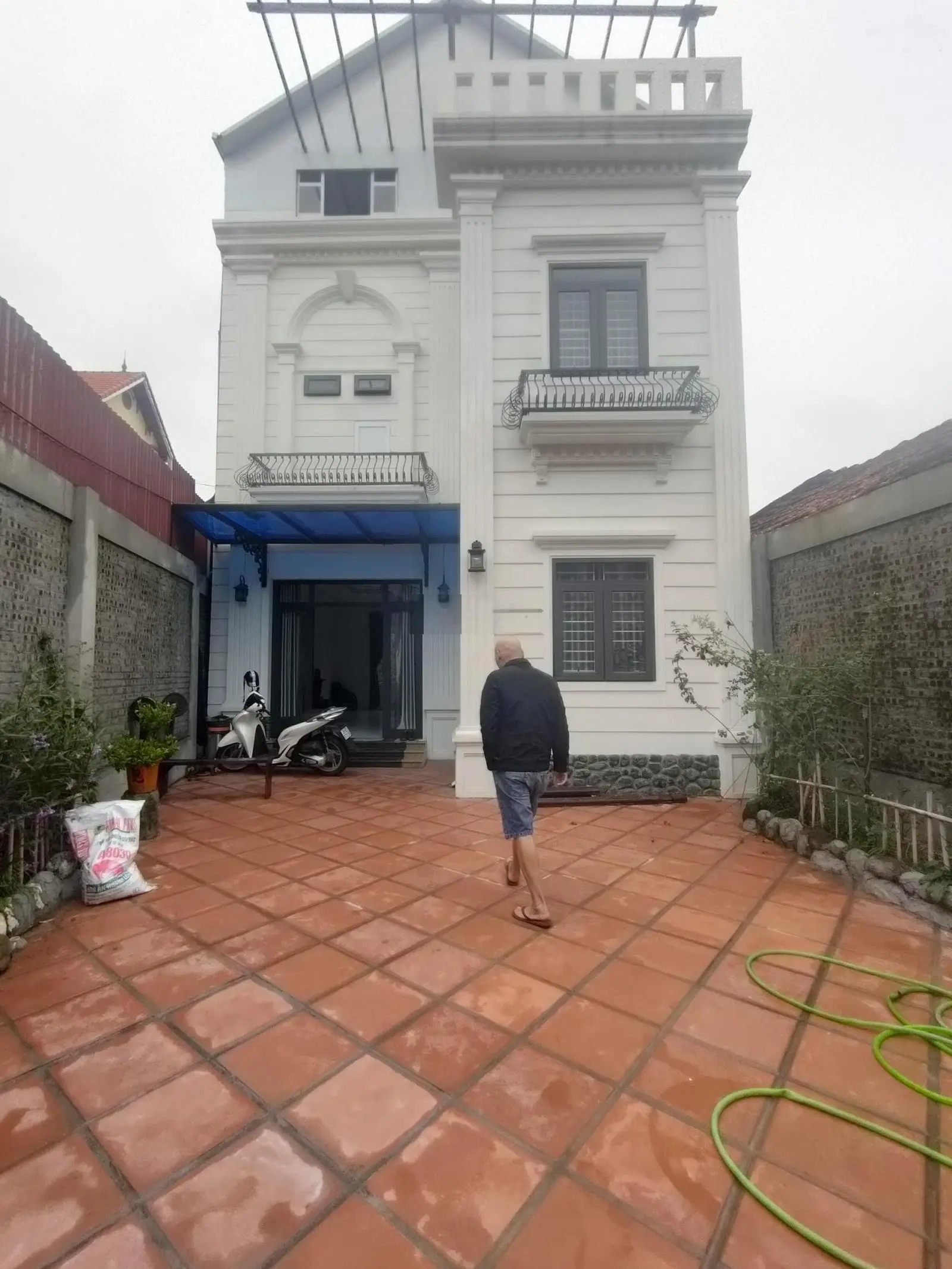 Chính chủ bán nhà biệt thự sân vườn 3 tầng đẹp trung tâm gần chợ Bún Đa Tốn 202m2 quá rẻ