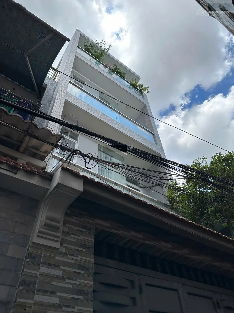 Bán nhà quận tân bình - đường tứ hải - 74m2 - 4 tầng hoàn công - xe hơi đỗ cửa - chỉ hơn 9 tỷ.