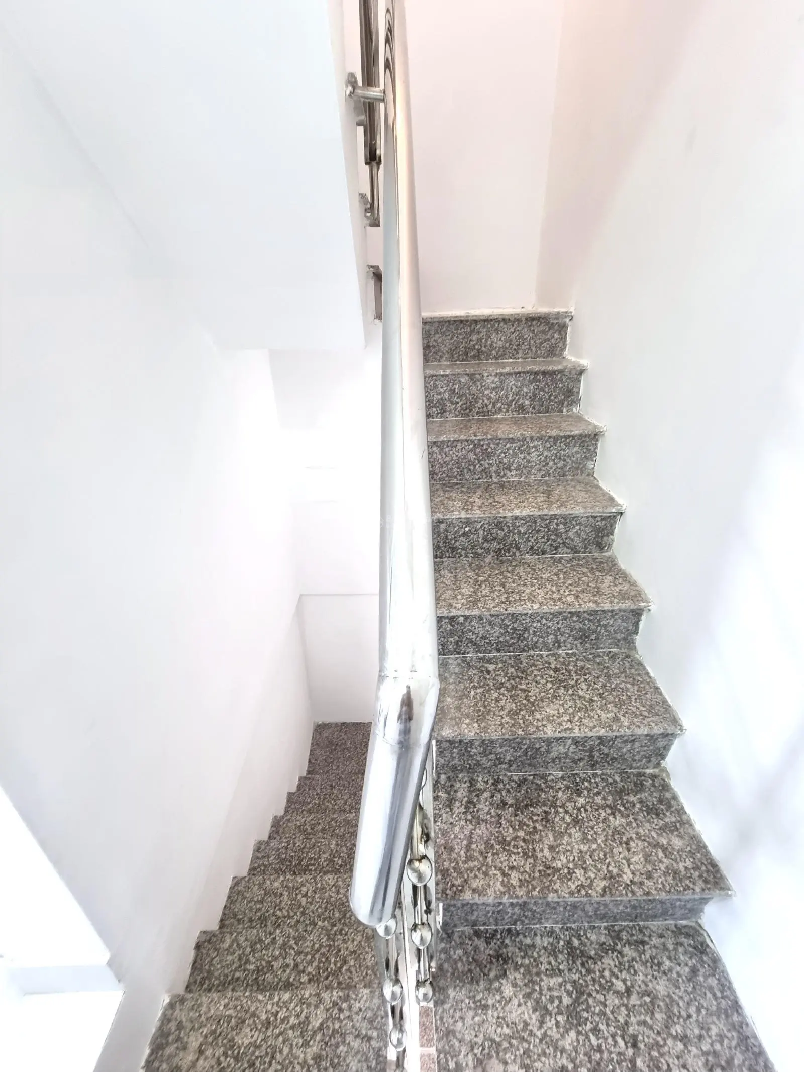 Nhà 2 lầu, mặt tiền hẻm vị trí mua bán kinh doanh đều được. Hẻm trước nhà 4m