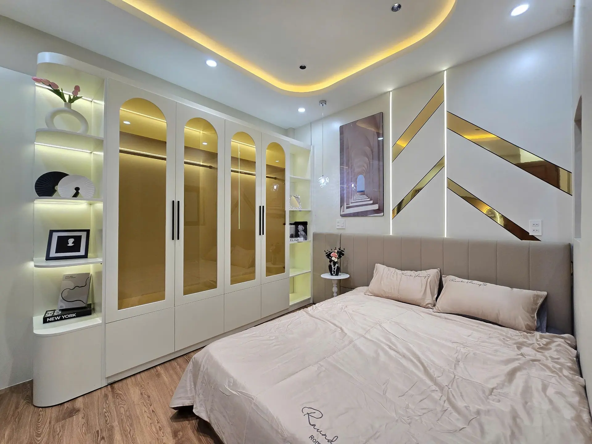 Bán gấp siêu phẩm nhà phố 5PN, tặng full nội thất, vị trí đẹp, đang cho thuê 22tr/tháng
