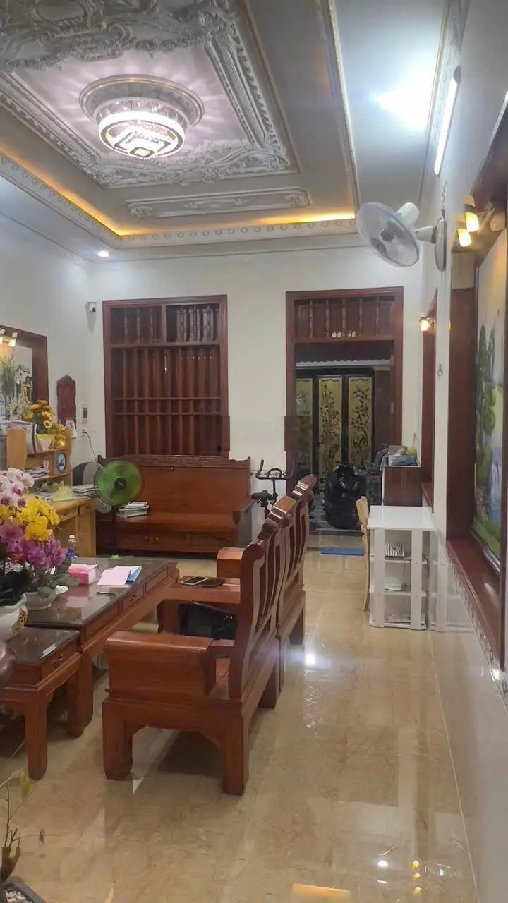 Nhà mặt tiền kinh doanh buôn bán. Diện tích 115m. Giá 4 tỷ 650.