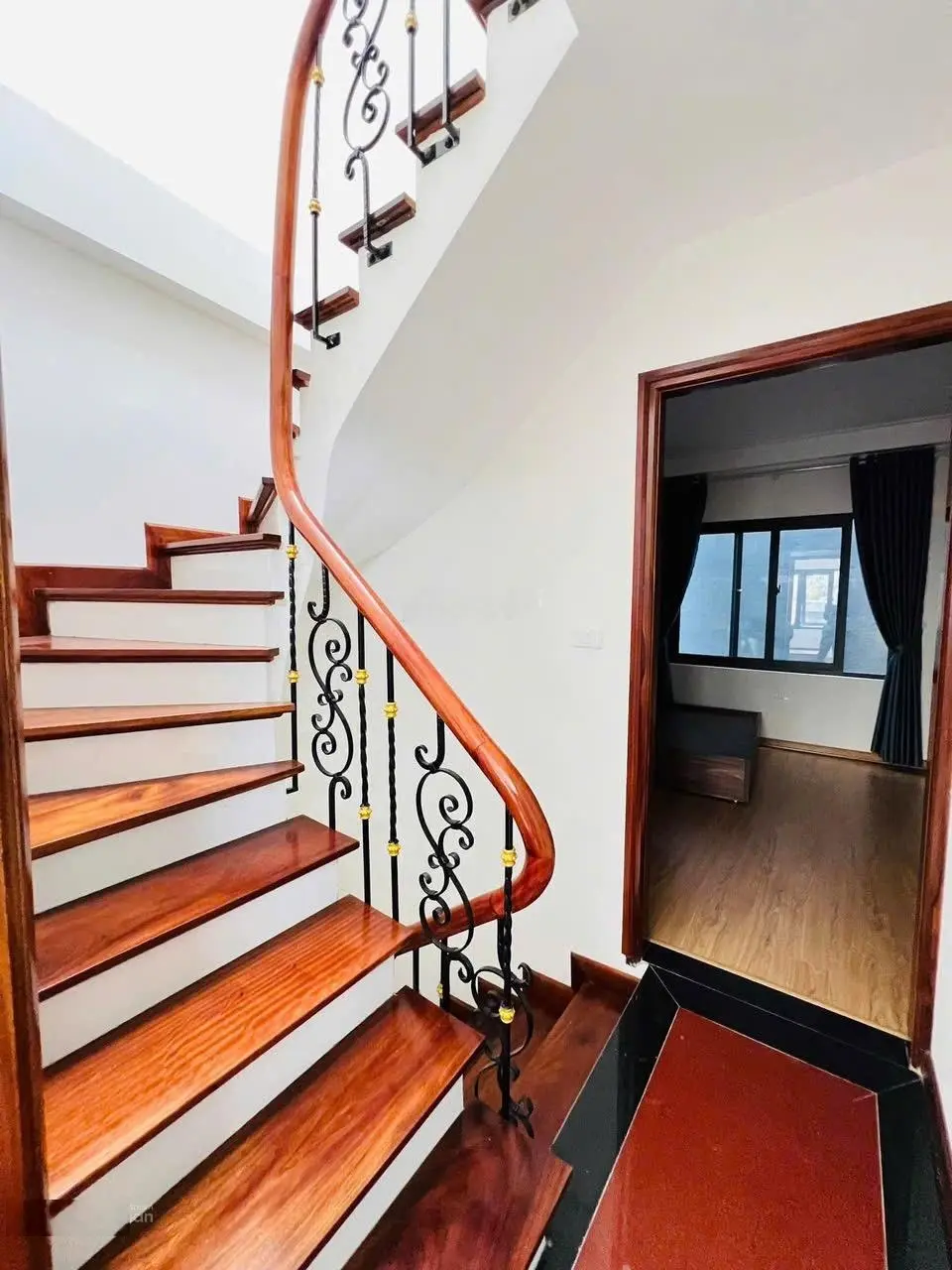 Bán nhà hơn 7 tỷ, nhà mới 50m2, Ngã Tư Vọng - Đại La, 5 tầng - 6 ngủ - gần phố - 2 thoáng trước sau