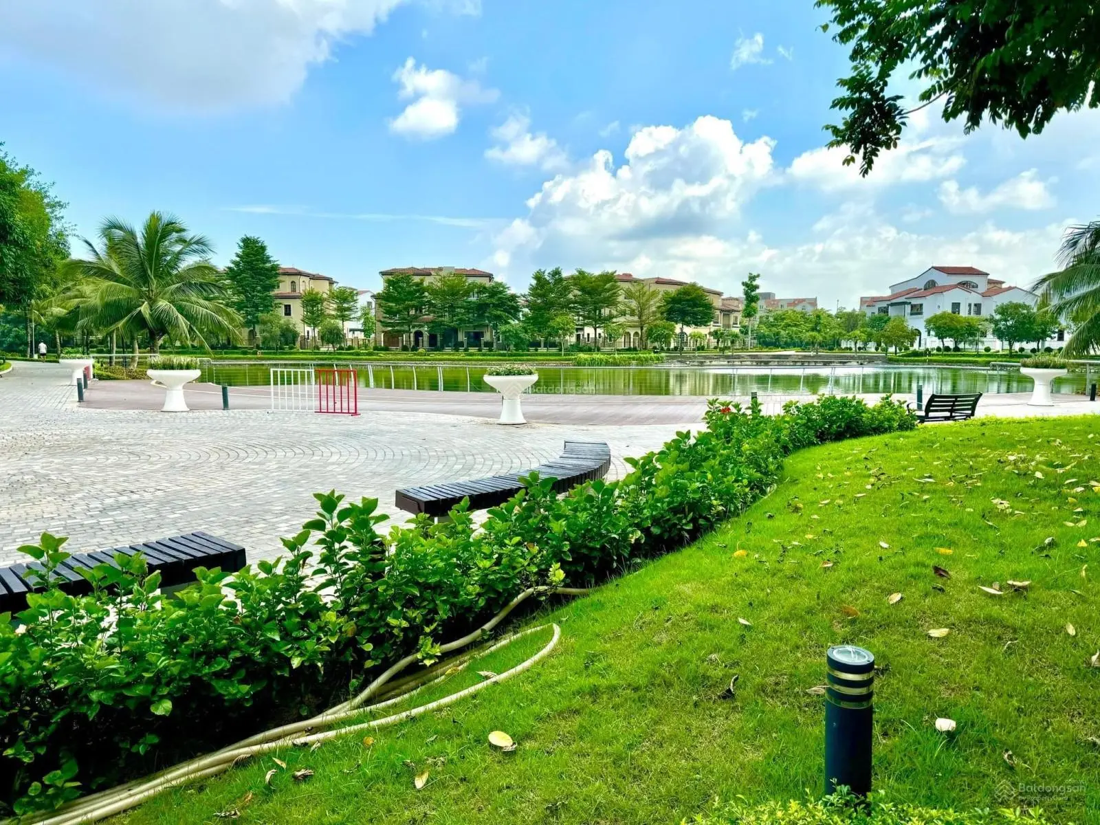 Chính chủ gửi bán biệt thự có hầm - kđt vinhomes thăng long