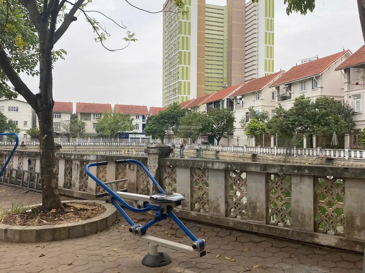 Giảm 500 triệu bán nhà mặt hồ Mộ Lao 88 m2 4 tầng đường 12m