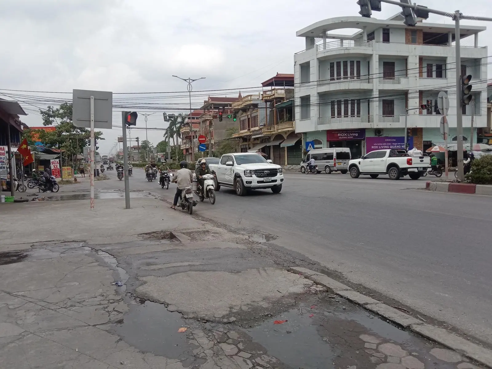 Nhà 4 tầng hiện đại mặt đường QL18A Phường Quang Trung TP. Uông Bí (4mx17,5m) giá: 3 tỷ