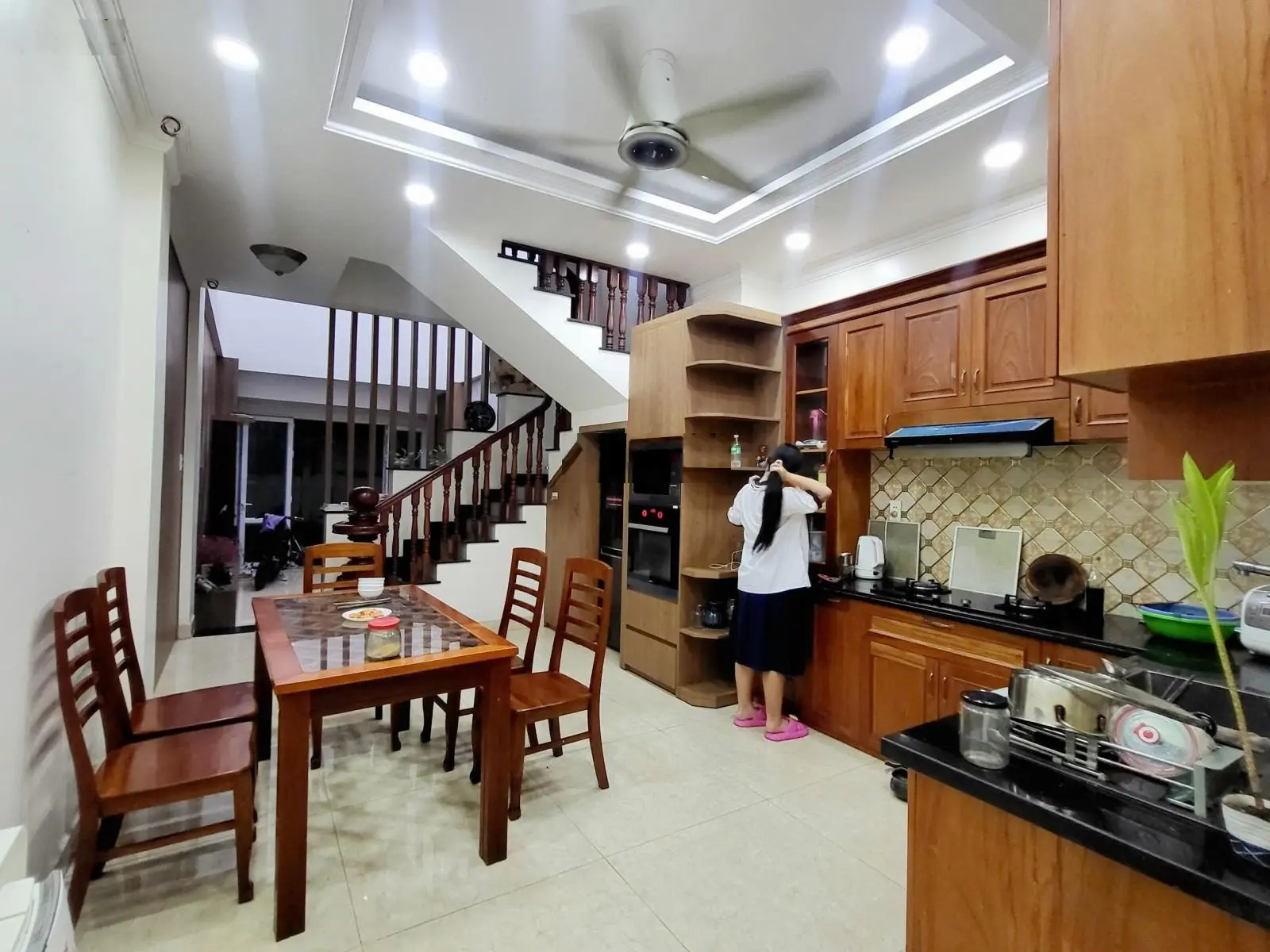 Ngay Phạm Văn Đồng, Hiệp Bình Chánh, 5 tầng, 56m2, hẻm oto tải 8 m, sổ hồng riêng, chưa đến 9 t.y