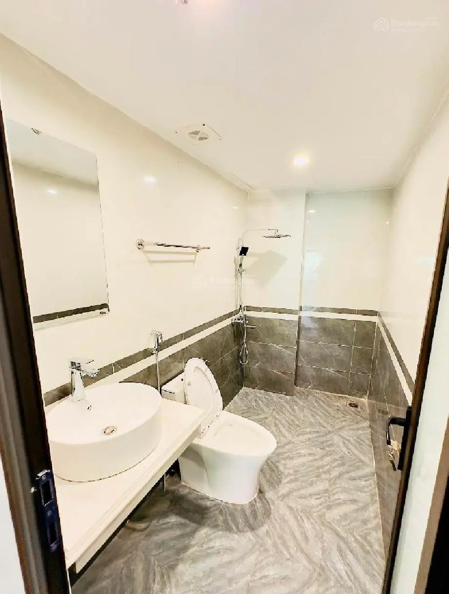 Bán nhà -phố nguyễn khoái-40m-5 tầng-mới kính kong-ở ngay-chính chủ-full nội thất-giá 4.5 tỷ