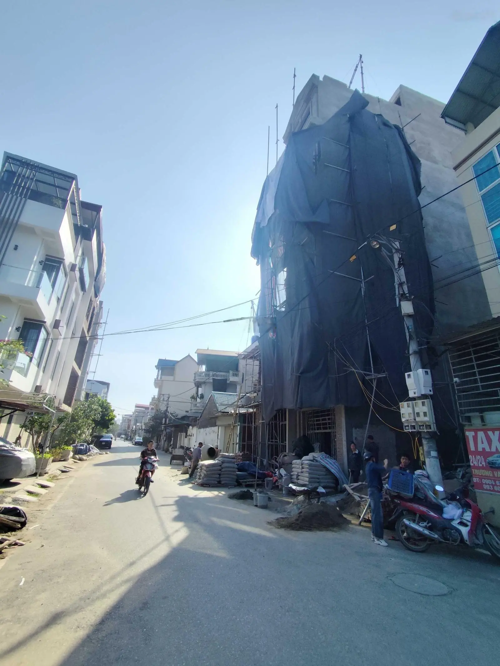 Bán nhà phố văn phòng DT đất 63.7m2 xây 6.5 tầng đường rộng 13m ngay ĐL Thăng Long, view đẹp. Sổ đỏ