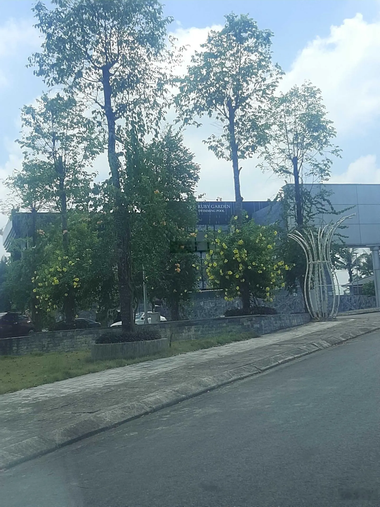 Chính chủ bán 103 m2 đất ở đô thị thị trấn Yên Bình - Yên Bái view bể bơi, nhà sự kiện