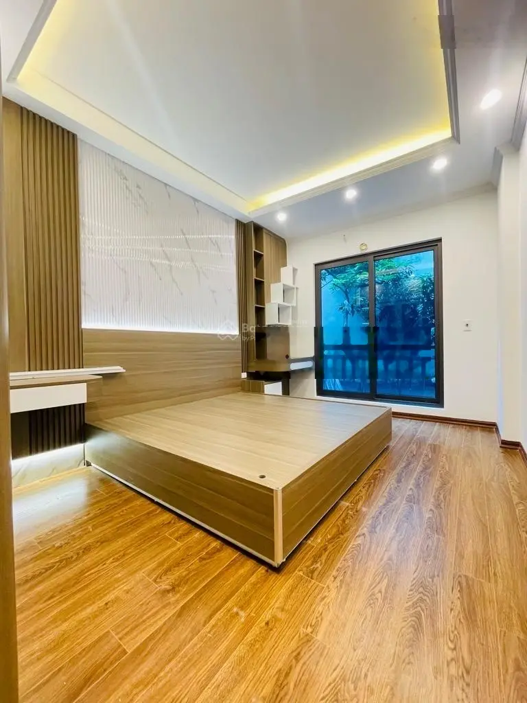 Bán nhà Trần Quốc Hoàn, 42m2, 5 tầng, phân lô, vỉa hè, ôtô tránh, 13,4 tỷ