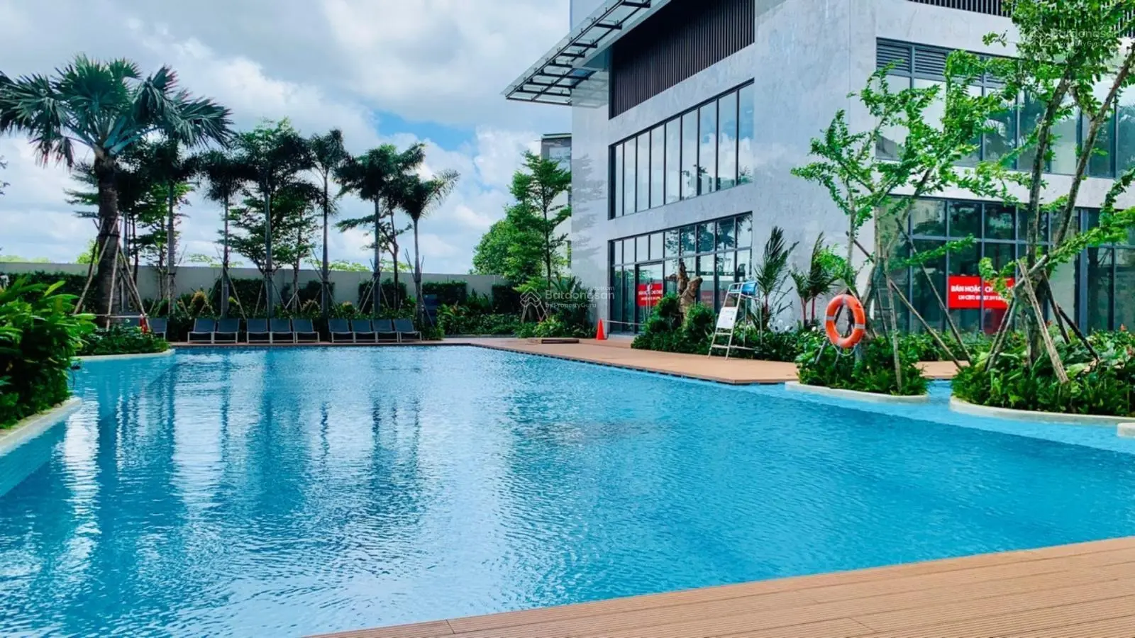 Cần bán gấp căn hộ C Sky View 2PN căn gốc view hồ bơ Tầng Cao Nhận Nhà Ở Ngay.