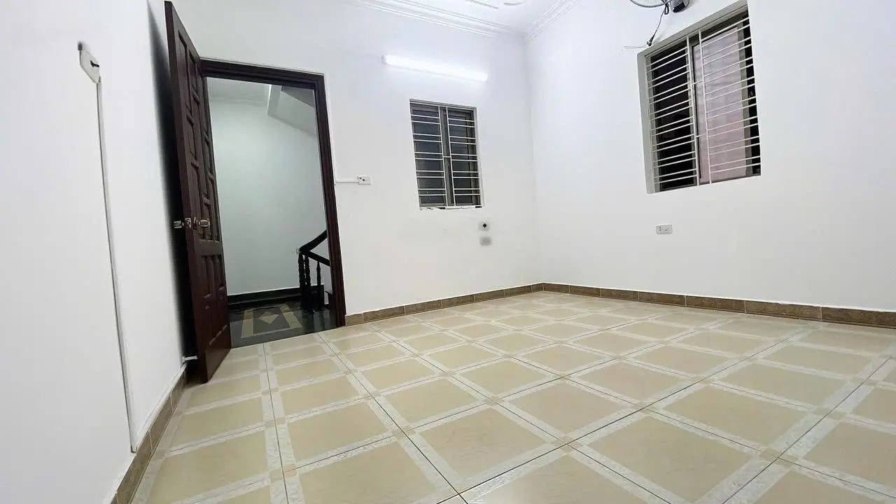 Bán nhà 3,5 tầng ngõ 250 Thiên Lôi sau 1 nhà mặt ngõ ô tô đỗ tận cổng