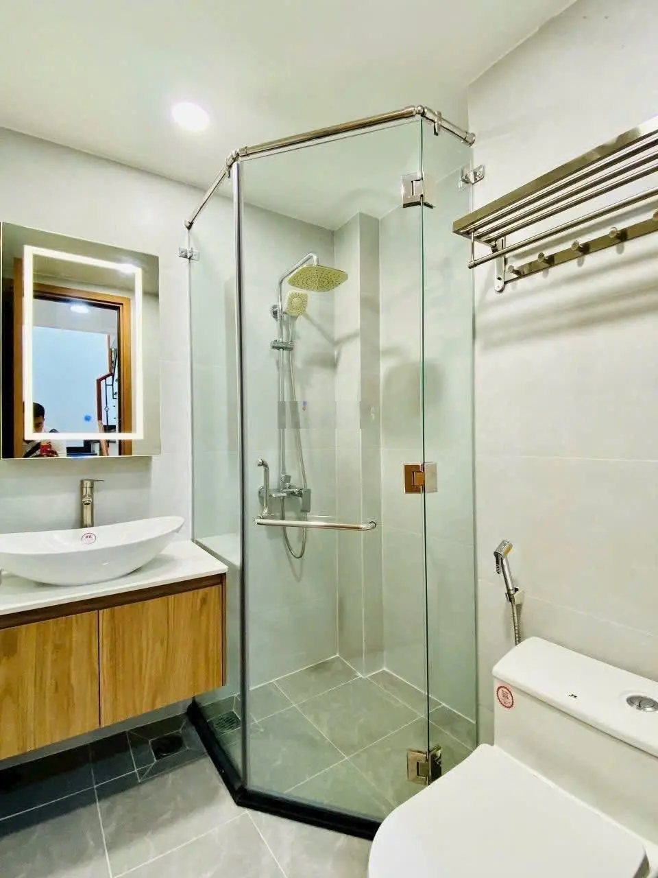 Bán gấp giá tốt nhất 3tỷ7 quay đầu trong khu vực quận 10. Dt 65.1m2, shr, hđt cao 17triệu/1tháng.
