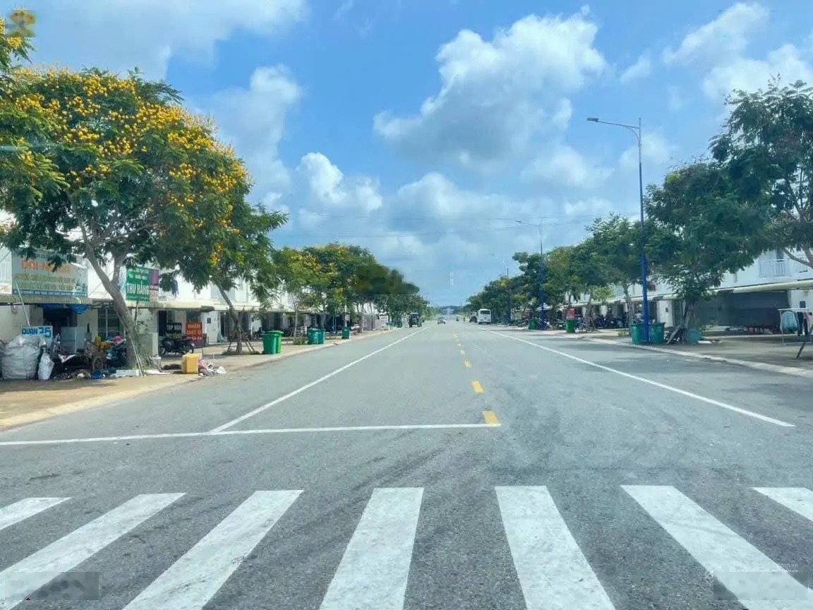 Kẹt tiền bán gấp 150m2 (5m*30m), đường trước nhà 12m. Có giá 1,250 tỷ, full thổ cư, sổ sẵn