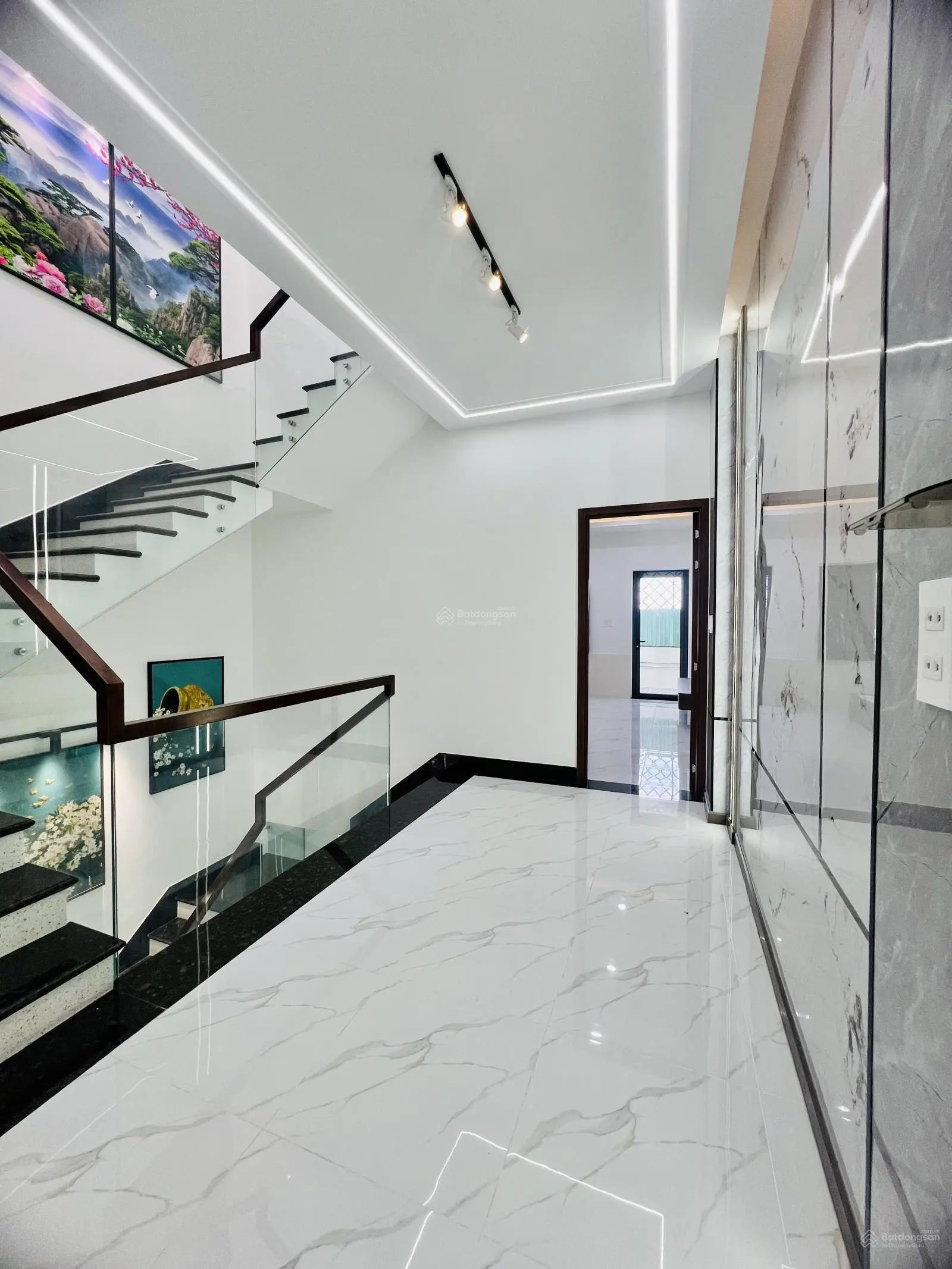 Bán Gấp Căn Nhà Phố Sổ Riêng Giá Rẻ Toạ Lạc Tại Thành Phố Dĩ An