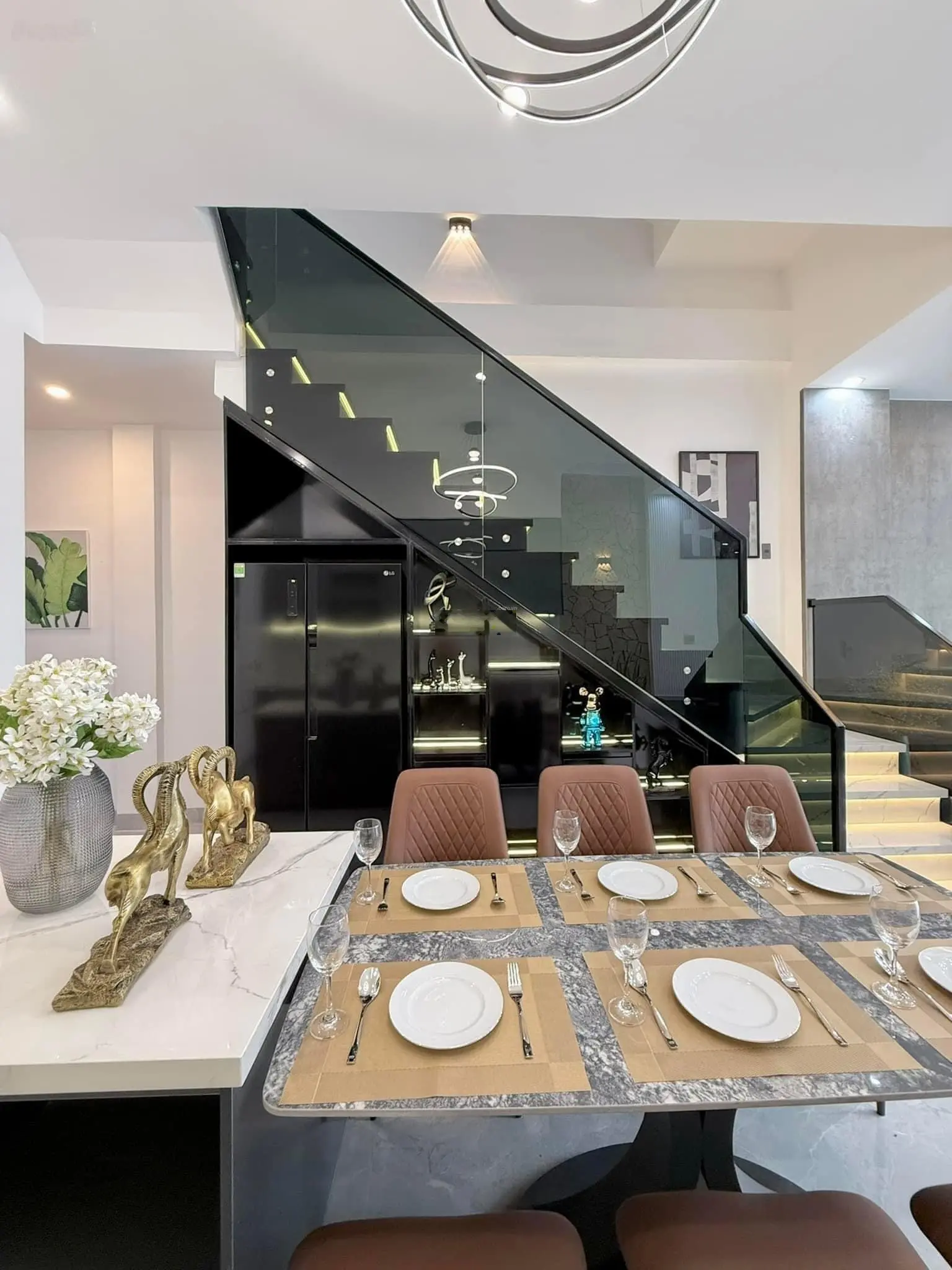 Bán nhà đẹp 3 tầng full nội thất tâm huyết toạ lạc tại Nam Hoà Xuân, sau lưng shophouse Minh Mạng