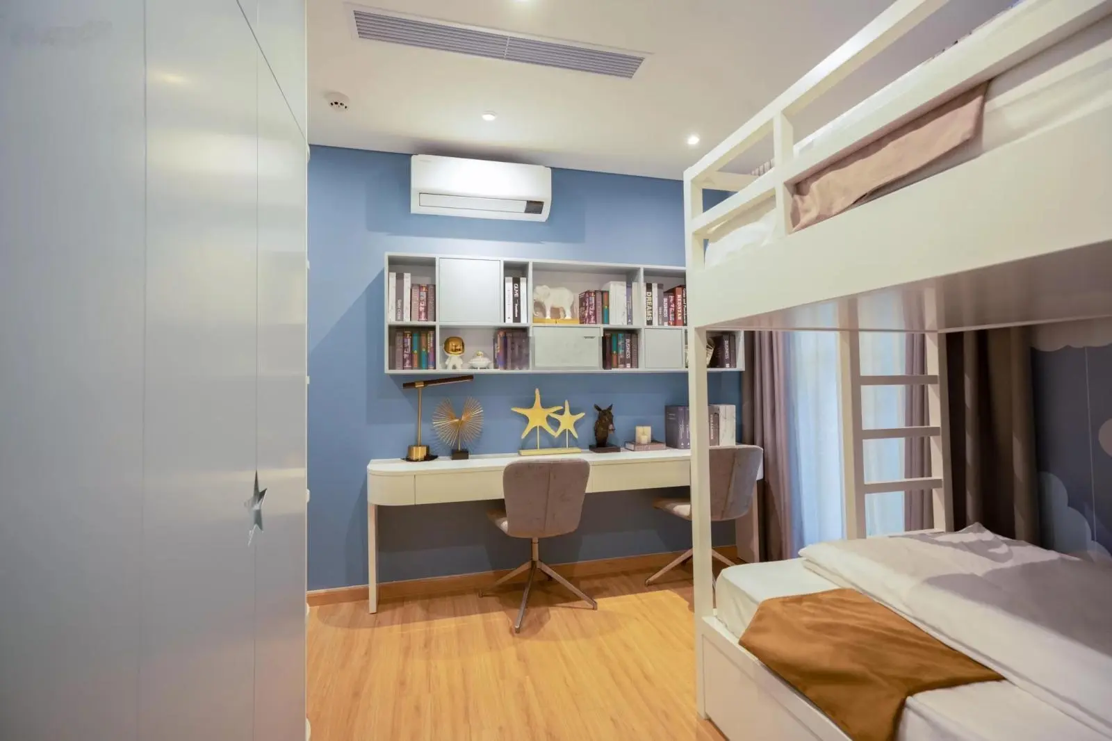 Bán căn 2PN + , view hồ cực đẹp, sẵn ở ngay, DT 79,9m2, bàn giao nội thất cao cấp tại Moonlight 1