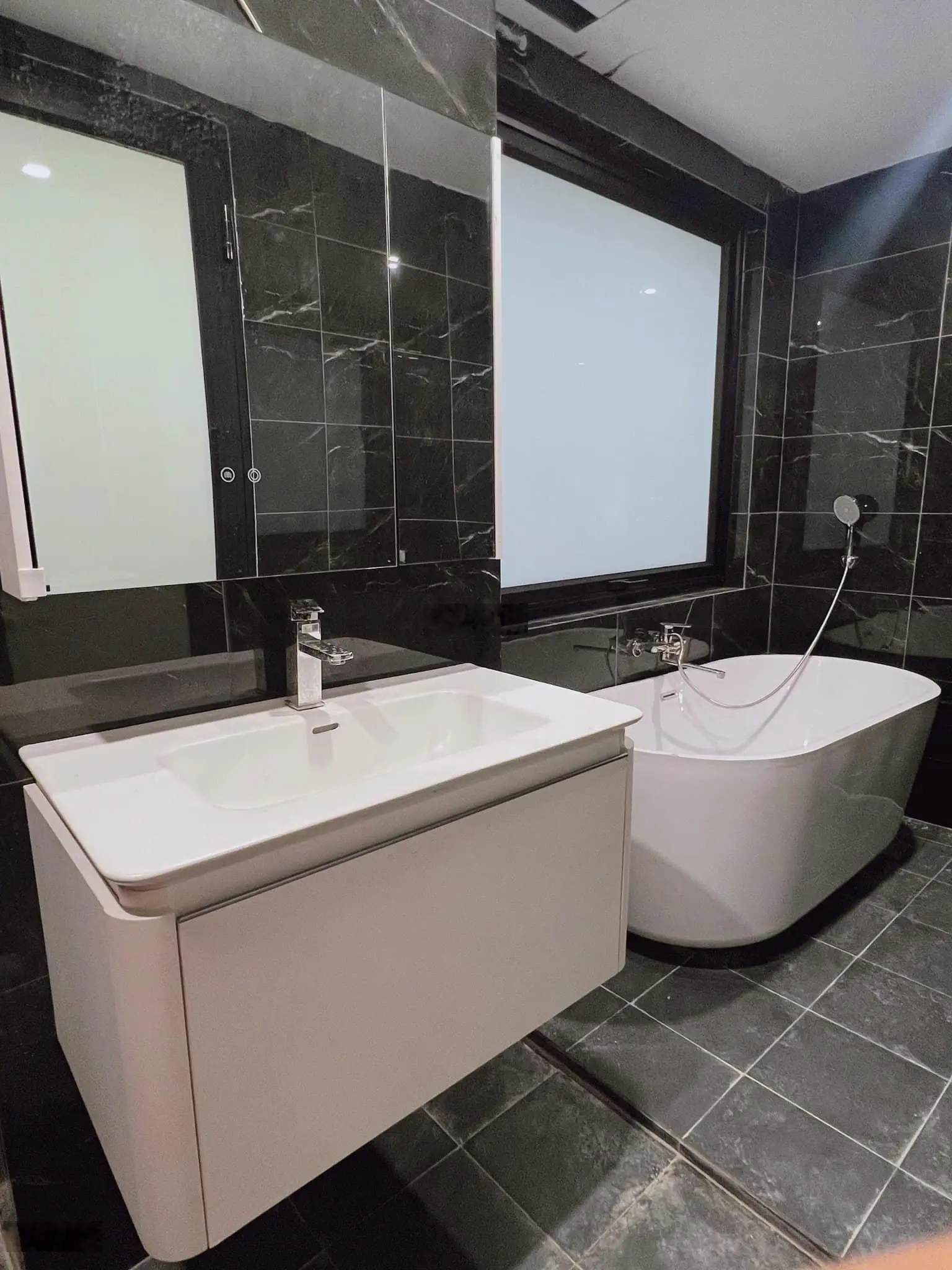 Ngõ quỳnh - phân lô - 20m ra phố - lô góc 3 mặt thoáng full nội thất cao cấp - thông tứ tung .