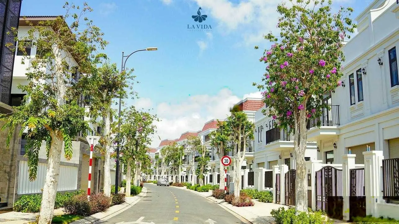Chính chủ gửi bán căn nhà phố Đông Nam 76.81m2 giá 4,7 tỷ bao chuyển nhượng. LH 0901 309 *** xem nhà